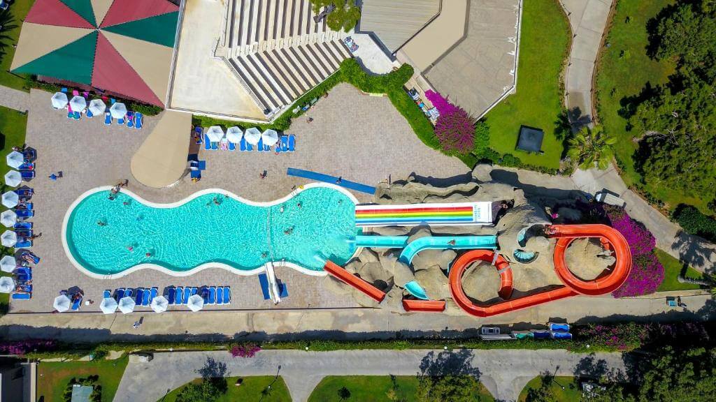  Kék zászlós homokos-kavicsos privát stranddal